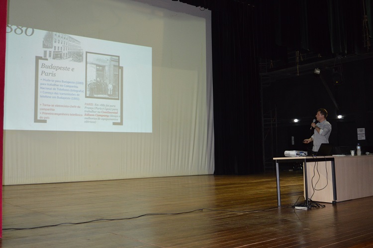 Professor da Universidade Federal do Rio Grande do Sul, Dr. Magno Valério Trindade Machado abriu as atividades do evento com palestra sobre Nikola Tesla